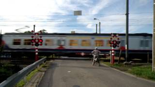 preview picture of video 'Passage a Niveau Fourons/ Spoorwegovergang Voeren/ Railroad-/ Level Crossing/ Bahnübergang'