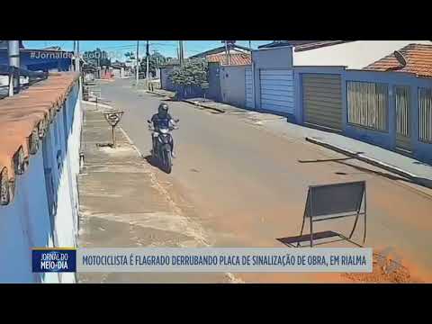 Motociclista derruba placa de obra em Rialma