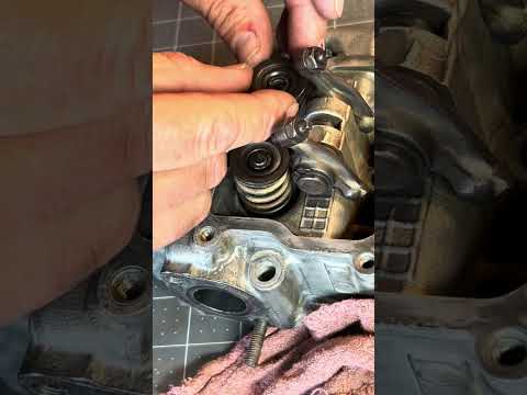 Installing valve keepers without tool