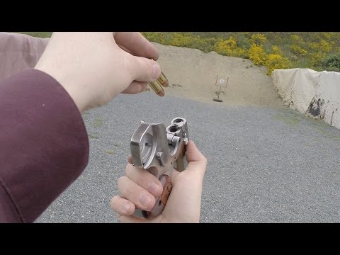 Trying out a Bond Arms derringer in .357 mag  / .38 Special