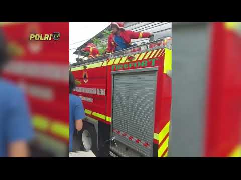 PRESISI UPDATE : PERSONEL POLSEK CILEDUG BANTU EVAKUASI KORBAN KEBAKARAN 17/04/2024 21.00