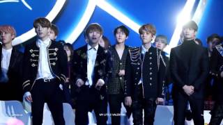 Download lagu Baekhyun and Taehyung Dancing together and Jungkook being extra 😂 mp3