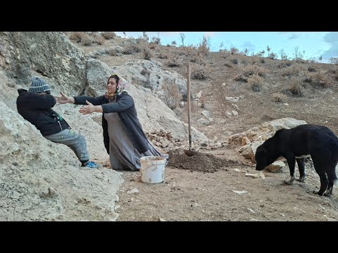 Leben in der Wildnis: Eine Frau und ein Junge bauen eine warme Hütte.