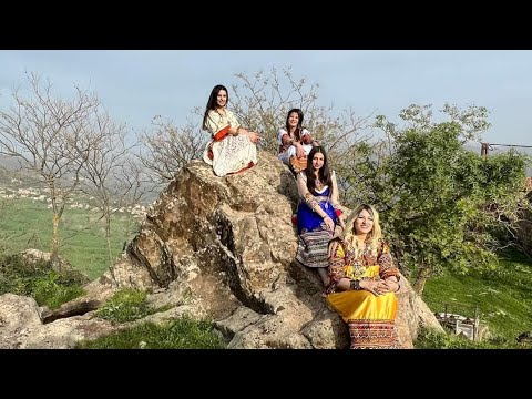 " Sufeɣ-t-ed Tislit  " en hommage à M'henni Amroun