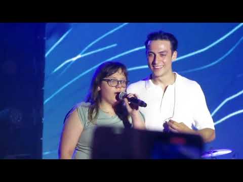 Matteo Paolillo canta 'O Mar For con una ragazza  Deejay on stage Riccione