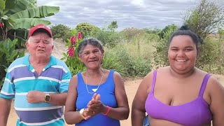 DONA KINOR RECEBE VISITA DE DONA GENEROSA E FAMÍLIA NO DIA DO ANIVERSÁRIO DE FERNANDA NO SERTÃO.