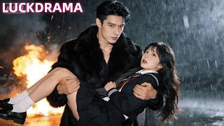 Ontvoerd, verloofde negeert haar; miljardairserf redt en verwent haar, verloofde betreurt.