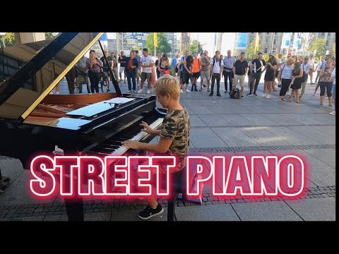 How to attract a crowd in 3 minutes? Street Piano Performance