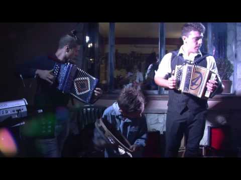 A MALTIGNANO SUONA L'ORGANETTO DI DAMIANO (LIVE)