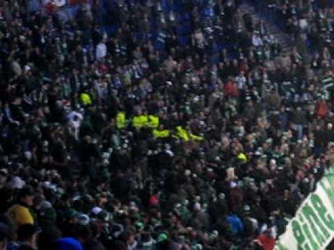 HSV-Rapid Wien 02.12.09  Ordner verschwindet im Rapid Block