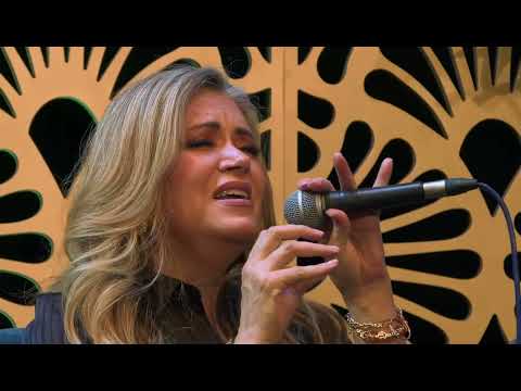 Aranza le canta “Urge” al maestro Martín Urieta (En Vivo)