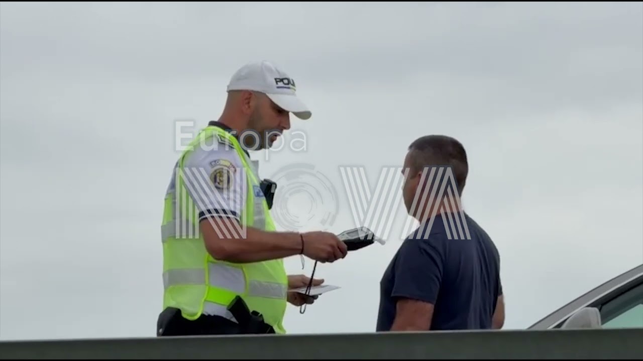 Un bărbat a murit după ce un TIR s-a răsturnat peste mașina sa