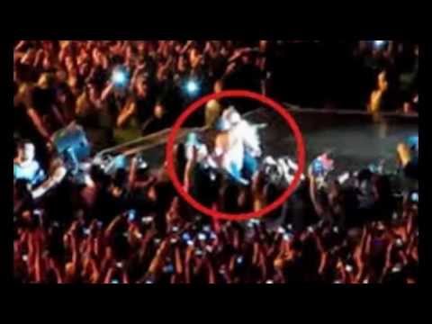 Beyonce Pulled Off Stage By Concert Fan : Brazil Rio