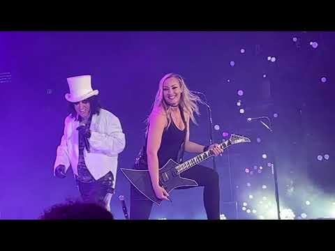 Nita Strauss makes a Surprise Appearance on Stage with Alice Cooper for School's Out!