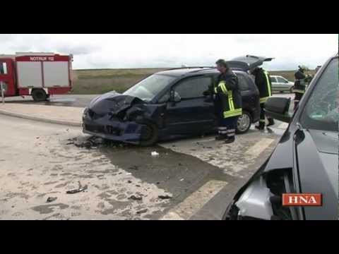 Frontalzusammenstoß auf B7 bei Calden: Vier Schwerverletzte bei Unfall