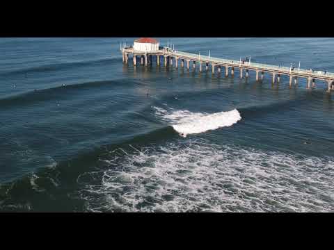 Dronebeelden van surfers en de pier bij Manhattan Beach