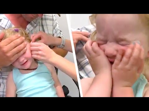 Kleines Mädchen ahnt nicht, dass sich mit einem Handgriff sein ganzes Leben ändern wird