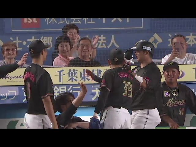 【4回裏】打球はファンの待つライトスタンドへ!! マリーンズ・佐藤都志也が均衡破る先制ソロHR!! 2024年8月10日 千葉ロッテマリーンズ 対 オリックス・バファローズ
