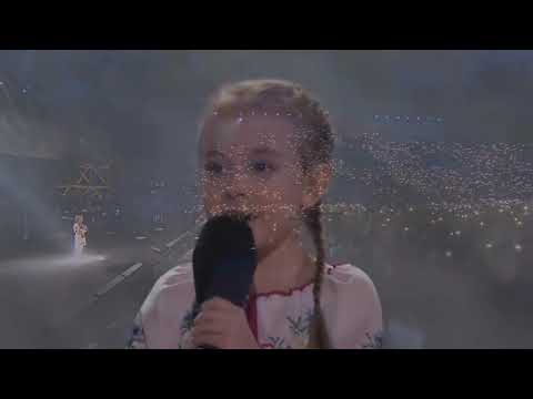 Ukrainian girl who fled to Poland sings the national anthem at a charity concert 🇺🇦🇵🇱
