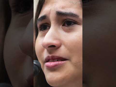 Detransitioner Chloe Cole breekt neer voor het Congres