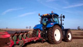 preview picture of video 'New Holland Tractor Ploughing Mill Of Airntully Perthshire Scotland'