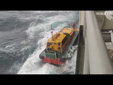 Omg! 😱 Lady pilot disembarked the ship on rough weather