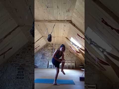 posture de garuda en torsion jambes liées parivritta baddha pada garudasana