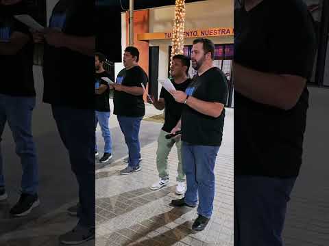 Cantando en la plaza La Floresta en Montero - Santa Cruz