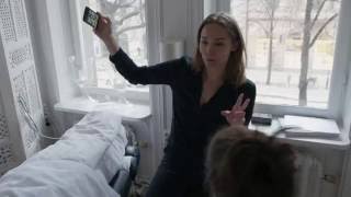 Marie Göranzon får en ansiktsbehandling