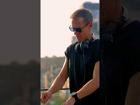 Armin van Buuren live from the Armada Music NYC balcony presenting his album, ‘Breathe’ 🙌