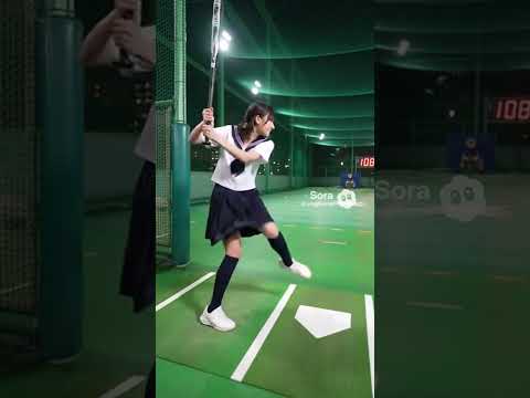 日本の女子高生がバッティングセンターで野球を打ち