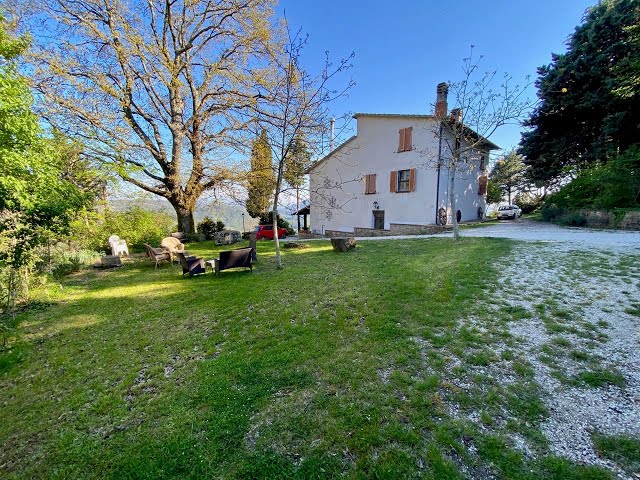 CD984 Assisi: Large farmhouse with annexes and 14 ha of land on top of the hills!