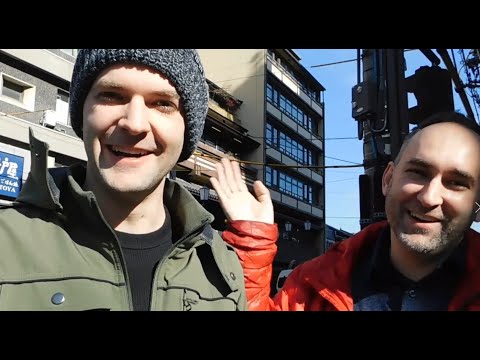 街上的外國人第一次去比酷裡驢（第一次吃漢堡包的反應）。 (街行く外国人が初めてびっくりドンキーへ行ってみた（初めてハンバーグを食べた反応）)