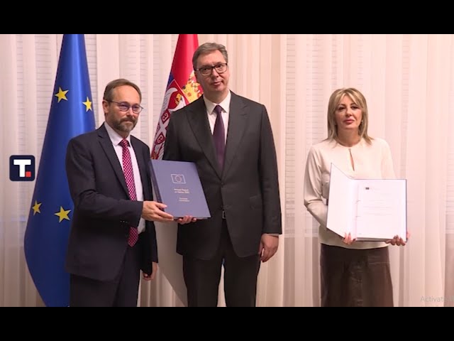 Министар за европске интеграције Јадранка Јоксимовић присуствовала је вечерас састанку председника Републике Србије Александра Вучића са шефом Делегације Европске уније у Републици Србији Емануелеом Жиофреом који је, том приликом, предао председнику Вучићу Годишњи извештај Европске комисије о Србији 2022