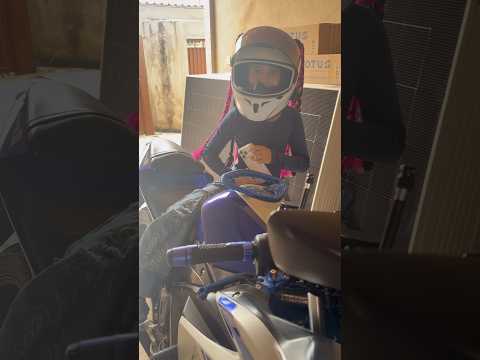 Clarinha andando na moto grande dela