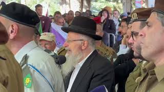 ״חיילי דוד המלך״ דברי פרידה בהלווית החייל אביעד ניימן הי״ד | הרב שמואל אליהו שליט"א (הרב שמואל אליהו) - התמונה מוצגת ישירות מתוך אתר האינטרנט יוטיוב. זכויות היוצרים בתמונה שייכות ליוצרה. קישור קרדיט למקור התוכן נמצא בתוך דף הסרטון