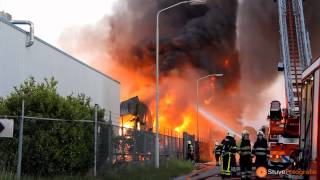 preview picture of video 'Zeer grote brand bij chemisch bedrijf ELD aan de Zeilmakerijweg in Oosterhout (2013-06-04 )'