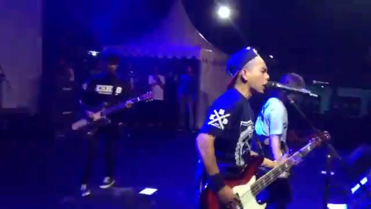 Stand Here Alone - Korban Lelaki Live
