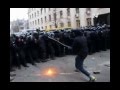 на митинге в Киеве неизвестный нападал на БЕРКУТ используя тяжелую железную цепь 