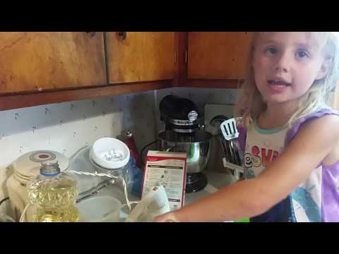 BAKING MOMMY'S BIRTHDAY CAKE (4)