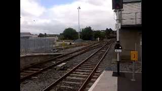 preview picture of video 'Irish Rail loco 081 shunts cravens into kilkenny station'