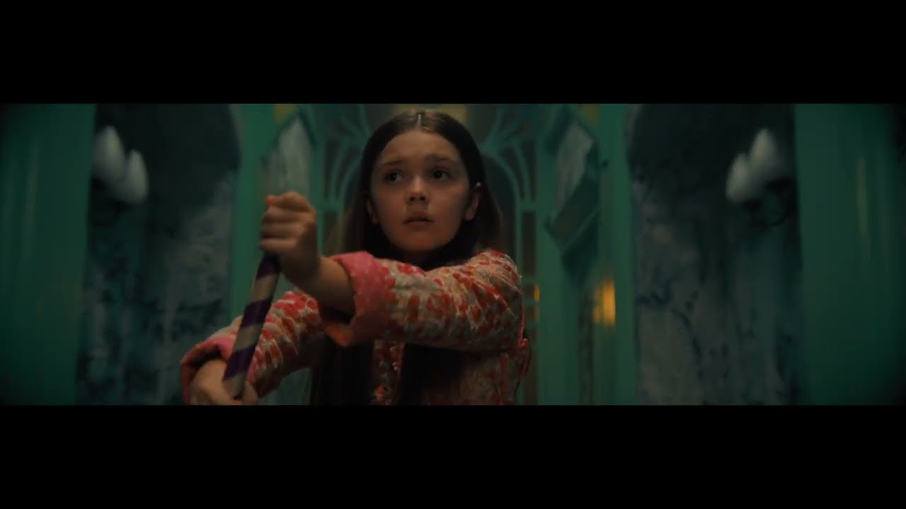 Miniature de la vidéo Dust Bunny (2025) | "Parents Gone" Exclusive Clip du film Dust Bunny