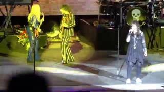 Heart in Seattle 2016 sings Led Zeppelin&#39;s &quot;Immigrant Song&quot;