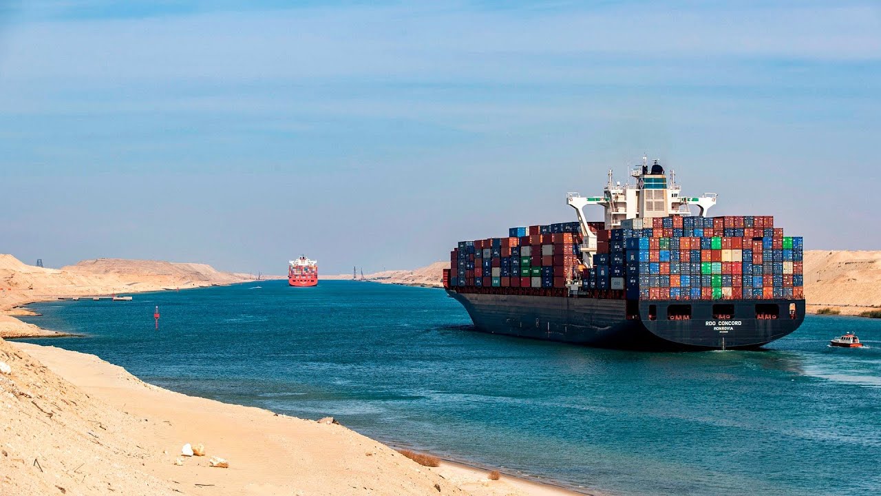 The SUEZ Canal and the SHIPS that cross the Egyptian DESERT
