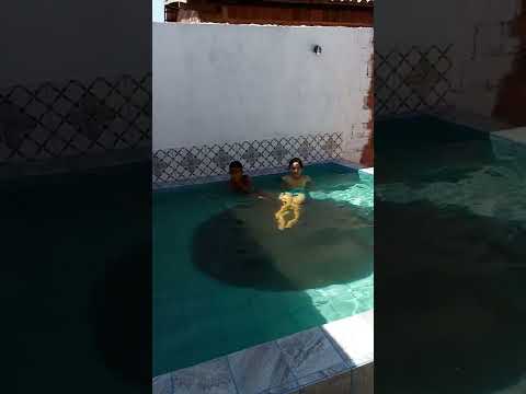 os sobrinhos estão tomando banho de piscina.