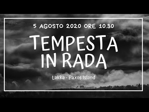 Tempesta in Barca a Lakka, Isola di Paxos. Istruzioni per l'uso tempesta in Grecia in rada.
