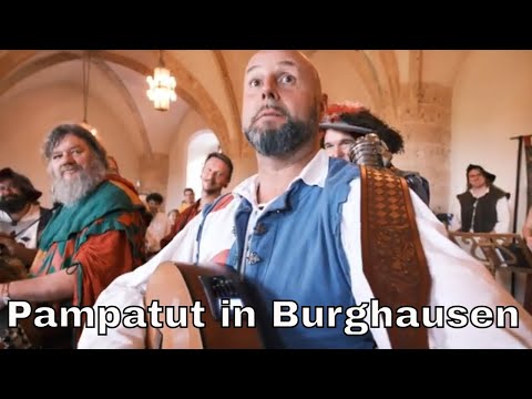 Pampatut unterhält die herzogliche Gesellschaft bei der Tafeley auf der Hauptburg (Burgfest 2023)