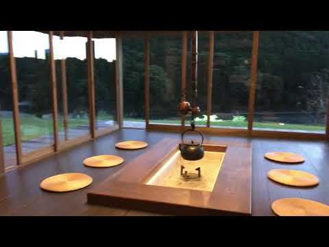 Eating dinner at the Hinakaya restaurant, a historic house surrounded by mountains and a river.