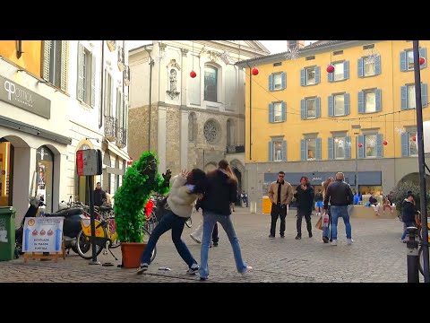Bushman Prank in Bergamo: You Won't Believe These Reactions 😂