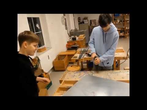 Experimentelle Kunst Erfahrung - eine Performance mit Feuer und Stahl